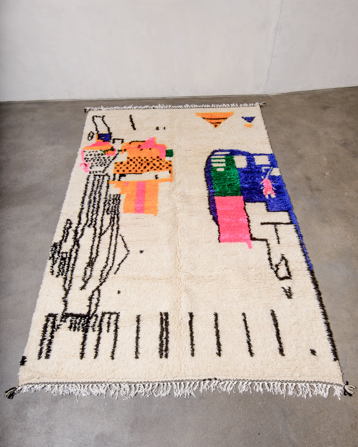 Modern designer handcrafted Berber rug from Morocco. Azilal rug with beautiful colours and patterns. Made of sheep’s wool and cotton.